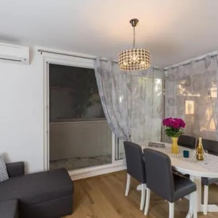 아파트 Hitri - One Bedroom With Terrace And Garden View