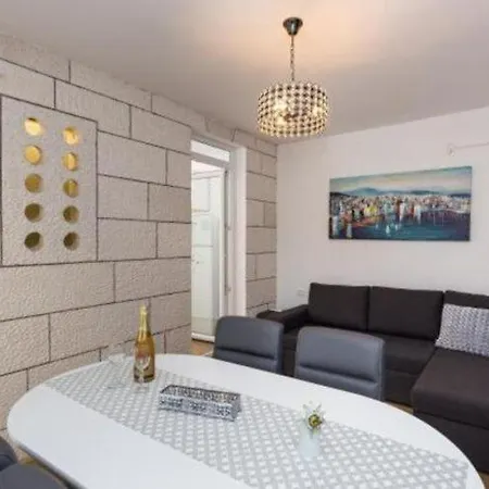 Hitri - One Bedroom With Terrace And Garden View Apartment
