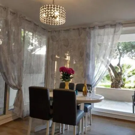 Hitri - One Bedroom With Terrace And Garden View Apartment