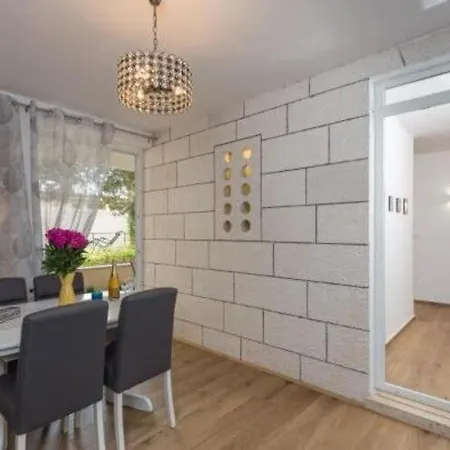 아파트 Hitri - One Bedroom With Terrace And Garden View *