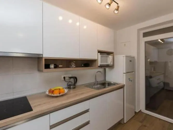 아파트 Hitri - One Bedroom With Terrace And Garden View *