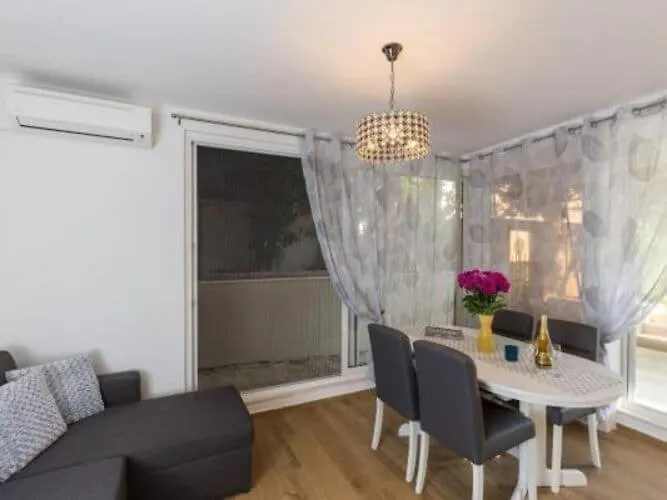 아파트 Hitri - One Bedroom With Terrace And Garden View