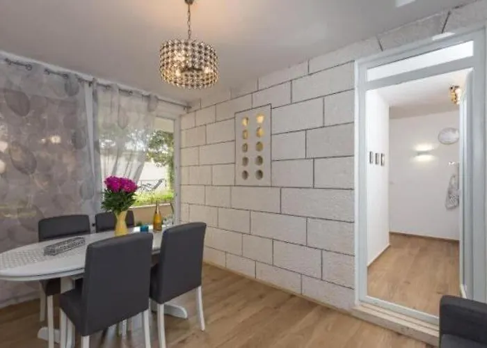 아파트 Hitri - One Bedroom With Terrace And Garden View *